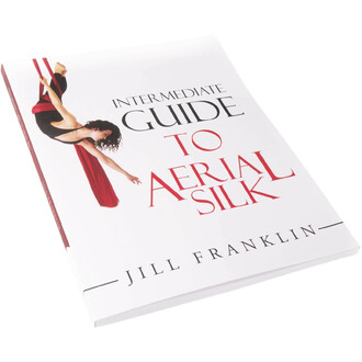 Couverture du livre Intermediate Guide to Aerial Silk par Jill Franklin, montrant une femme suspendue à un tissu aérien rouge sur fond blanc.