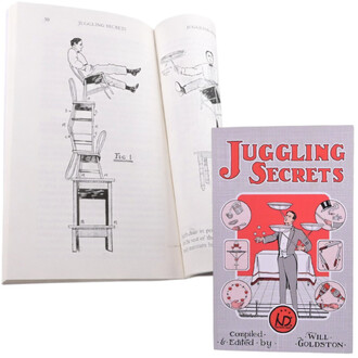 Livre Juggling Secrets avec une couverture illustrée et des dessins techniques à l'intérieur montrant un jongleur en équilibre sur des chaises, accompagné d'illustrations de techniques de jonglage et d'accessoires.
