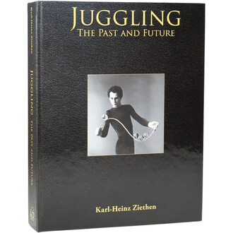 Couverture noire texturée du livre Juggling The Past and Future avec une vignette centrale en noir et blanc montrant un jongleur manipulant une boucle de balles, et le titre ainsi que l’auteur en doré.