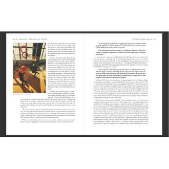 Double page intérieure du livre Juggling - The Past and Future: à gauche, une photo d’un jongleur lançant des anneaux rouges dans une salle; à droite, texte en colonnes avec des citations.