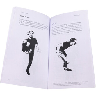 Livre Learn To Juggle ouvert montrant des illustrations d'un jongleur en position de jonglage sous la jambe et d'une technique de rattrapage. Les pages contiennent des descriptions pédagogiques sur les différentes techniques de jonglage.