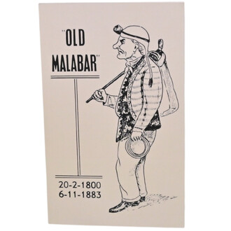 Illustration du livre Old Malabar, représentant un homme en tenue traditionnelle, portant un chapeau avec une lampe, une veste décorée, et un sac à dos. Il tient un bâton dans une main et un chapeau dans l'autre. Les dates 20-2-1800 et 6-11-1883 sont ment