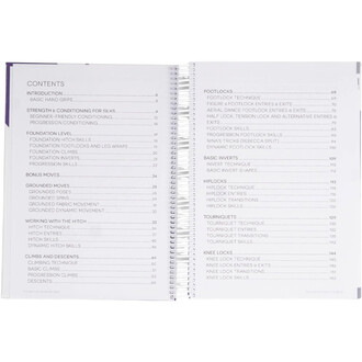 Livre Silks Bible ouvert sur deux pages affichant la table des matières, reliure à spirale violette et couverture partiellement visible.