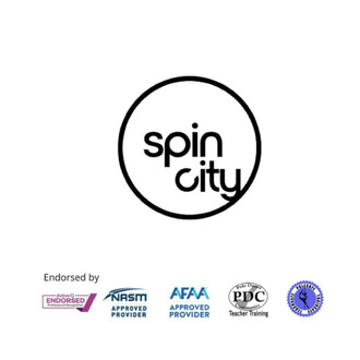 Logo Spin City en cercle noir au centre, avec les badges d’approbation NASM, AFAA, PDC et Endorsed visibles en bas.