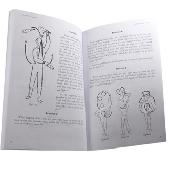 Livre The Art of Juggling ouvert, pages en noir et blanc montrant un homme jonglant avec des clubs et des schémas d’exercices.