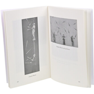 Livre ouvert sur deux pages, présentant des images en noir et blanc de jongleurs. À gauche, un jongleur sur un stilts jonglant avec plusieurs bâtons. À droite, un groupe de jongleurs, dont un se tient au centre, jonglant ensemble. Les pages contiennent ég