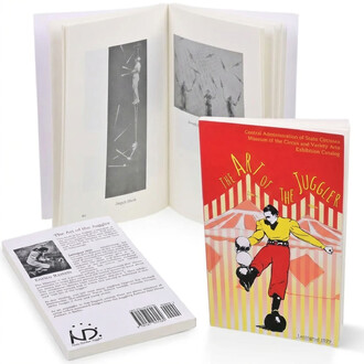 Livre The Art of the Juggler ouvert, avec une couverture colorée illustrée d'un jongleur en haut de page, et des pages intérieures contenant des images en noir et blanc de jongleurs. Le dos du livre présente une courte description de l'auteur, Enrico Baze