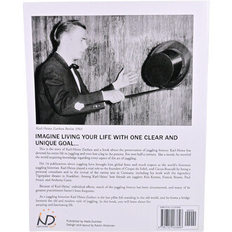 Image du dos du livre The Guru of Juggling montrant une photographie en noir et blanc de Karl-Heinz Zieten, qui jongle avec un chapeau, accompagné d'un texte décrivant son parcours et son rôle en tant qu'historien du jonglage. L'image inclut également le 