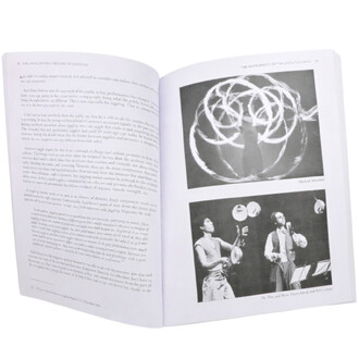 Livre ouvert The Guru of Juggling présentant des illustrations de jonglage, avec des images en noir et blanc de jongleurs exécutant des figures, accompagnées de texte explicatif.