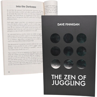 Couverture noire du livre The Zen of Juggling présentant une grille de neuf cercles texturés et le titre en lettres blanches; pages intérieures visibles derrière.