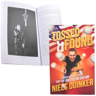 Livre Tossed & Found de Niels Duinker, avec une couverture colorée montrant le titre en lettres grandes et un jongleur souriant. À gauche, une page du livre avec une photo en noir et blanc d'un jongleur en costume, accompagné de texte en fond.