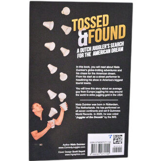 Livre Tossed & Found de Niels Duinker, avec une illustration de gobelets blancs en train d'être jonglés par un homme souriant, en arrière-plan noir. Le texte présente l'histoire d'un jongleur néerlandais poursuivant le rêve américain.