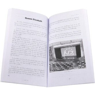 Livre ouvert présentant des pages avec du texte sur un fond blanc, incluant un passage intitulé Queen Elizabeth. Une image en noir et blanc en bas de la page montre un auditorium avec des sièges et une scène, sur laquelle est projeté un logo. Les pages du