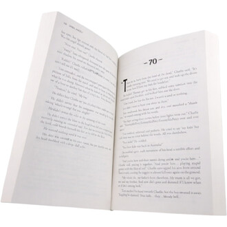 Page ouverte du livre Unbalanced, montrant du texte avec une numérotation au centre en haut de la page. Le texte est en anglais, et on peut voir des phrases de dialogue et des descriptions narrées. Les pages sont légèrement pliées et le livre est placé à 