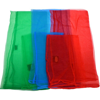 Lot de 3 foulards légers en tissu transparent, de couleurs rouge, bleu et vert, empilés les uns sur les autres.