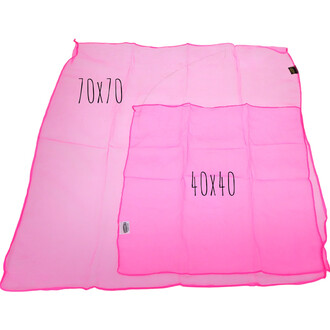 Lot de 3 foulards de jonglerie. Comprend un grand foulard de 70x70 cm et deux plus petits de 40x40 cm, tous en couleur rose translucide.