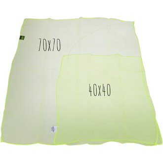 Lot de 3 foulards de jonglerie, comprenant un foulard de 70x70 cm et deux foulards de 40x40 cm, de couleur transparente avec des bordures jaunes fluorescentes.