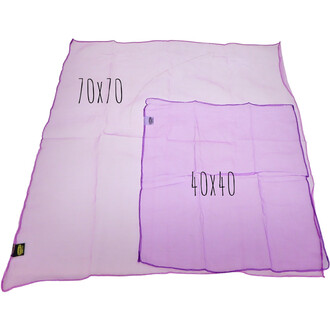 Lot de 3 foulards en tissu léger, deux foulards de couleur violette aux dimensions 70x70 cm et 40x40 cm, présentés l'un sur l'autre, sur fond blanc. Les dimensions sont clairement indiquées sur les foulards.