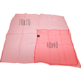 Trois foulards de jonglerie en tissu léger, avec des dimensions de 70x70 cm en haut à gauche, 70x70 cm en haut à droite et 40x40 cm en bas à droite. Les foulards sont de couleur rose avec des bordures en rouge.