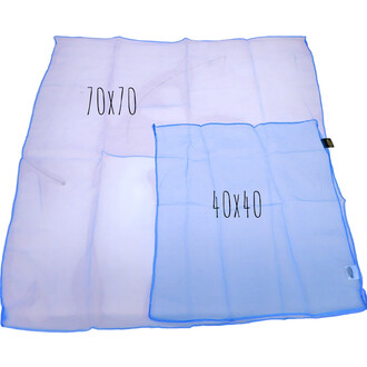 Lot de 3 foulards de jonglerie en différentes tailles. Un foulard de 70x70 cm et deux foulards de 40x40 cm, tous en tissu léger avec une bordure bleue. Les foulards sont posés à plat, mettant en évidence leurs dimensions respectives.