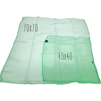 Lot de 3 foulards de jonglerie, comprenant un foulard de 70x70 cm et deux foulards de 40x40 cm, tous avec une bordure verte. Les foulards sont disposés à plat, montrant leurs dimensions distinctes.