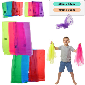 Lot de 3 foulards en tissu léger, présentés en différentes couleurs vives, posés sur un fond blanc. Un enfant souriant tient deux foulards, un jaune et un rose, tandis qu'un troisième foulard violet vole dans les airs. Les foulards sont disponibles en deu