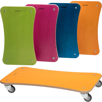 Lot de 4 planches à roulettes Pedalo® de différentes couleurs : vert, rose, bleu et orange. Chaque planche présente un design courbé et est dotée de roulettes. Les planches sont fabriquées en bois et affichent le logo pedalo sur la surface.