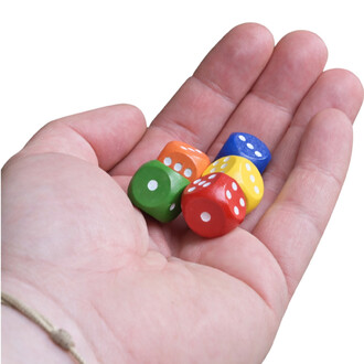 Lot de cinq dés colorés en bois dans la paume d'une main, montrant les points blancs (vert, rouge, jaune, orange et bleu).