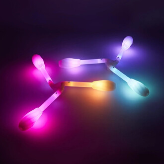 Lumières LED colorées en forme de têtes de dragon, disposées en formation sur un fond sombre. Les heads émettent des lumières vibrantes dans des teintes de rose, violet, orange et bleu, créant une ambiance dynamique et festive.