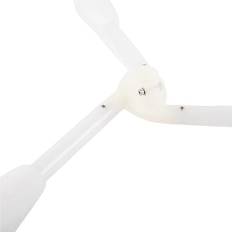 Détail d'un accessoire de jonglerie Lumi LED Dragon Heads de Threeworlds, montrant une connexion en forme de Y avec des éléments transparents. Les attaches et les vis métalliques sont visibles, indiquant la fonctionnalité et la conception robuste du produ