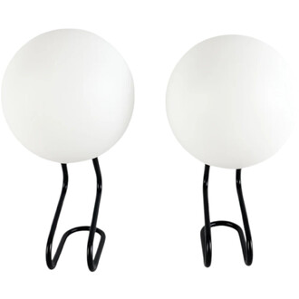 Deux balles lumineuses blanches, posées sur des supports en métal noir. Les balles sont rondes et mates, et les supports sont en forme de pattes, permettant une stabilité.