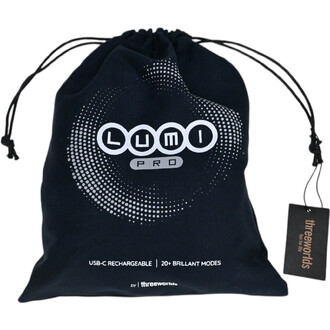Sac de rangement noir avec le logo LUMI PRO en lettres blanches, entouré de motifs de points. Le sac est fermé par un cordon et présente une étiquette mentionnant threeworlds. Caractéristiques affichées incluant USB-C rechargeable et 20+ brillants modes.