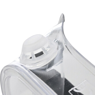 Détail en gros plan d'un masque de protection transparent avec soupape d'expiration.