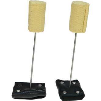 Main de Feu Confort : deux tiges en métal avec un embout en mousse jaune, fixées sur une base en cuir noir, idéales pour la jonglerie avec feu.