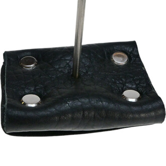 Main de Feu Confort avec une base en cuir noir, dotée de quatre rivets métalliques, et un tige en métal central.