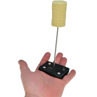 Main de Feu Confort tenue dans une main, avec une base en cuir noir, une tige métallique et un embout en kevlar jaune.