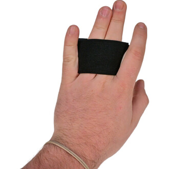 Main de Feu Confort portée sur une main, avec un bandage noir retenant la mèche. La main est ouverte, les doigts légèrement écartés, et un élastique est visible autour du poignet.