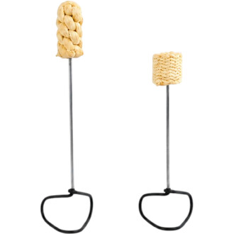 Paire de mèches de feu Threeworlds pour jonglerie, avec têtes en kevlar tressé fixées sur des tiges métalliques et poignées en boucle noire.