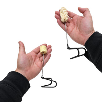 Deux mains tenant des Mains de Feu Threeworlds avec mèches en kevlar tressé et poignées noires en métal, sur fond blanc.