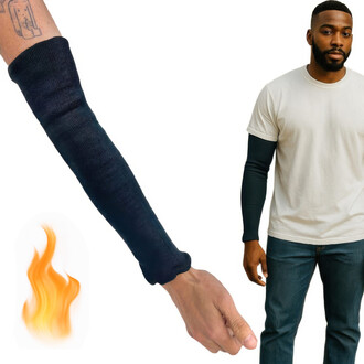 Manche en kevlar® noir porté sur un bras, montrant sa longueur et sa texture. À gauche, une main tenant le manche. À droite, un modèle portant un t-shirt blanc avec le manche visible. Un symbole de flamme orange est également présent, illustrant la résist