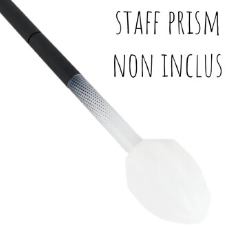 Détail du manche d’un staff Prism avec grip noir et embout blanc, texte STAFF PRISM NON INCLUS sur fond blanc.