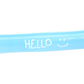 Ballon bleu clair avec l'inscription blanche « HELLO :) » écrite par un marqueur blanc.
