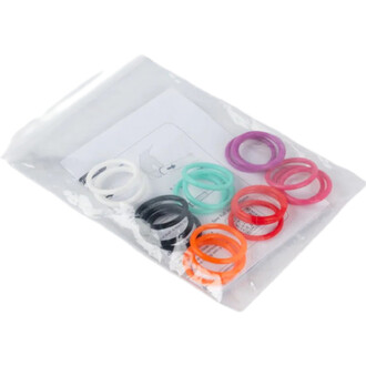 Set d’anneaux en silicone F-Grip multicolores dans un sachet transparent.
