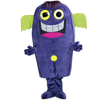 Mascotte en costume d'alien violet avec des ailes vertes. Il a un grand sourire avec des dents visibles, deux yeux ronds et un petit pompon de cheveux violet sur la tête. Les bras sont ouverts comme pour accueillir, et un grand bouton jaune est visible su