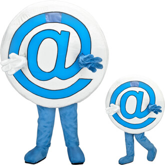 Mascotte en forme de symbole @ bleu sur fond blanc, avec bras et gants blancs et pieds bleus, présentée en version grande et petite.