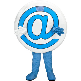 Mascotte ronde en forme du symbole @ bleu sur fond blanc, avec bras gantés (gauche blanc, droite bleu) et jambes bleues.