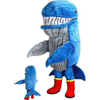 Costume de baleine en peluche bleu avec un grand sourire, portant des bottes rouges. À côté, un petit jouet en peluche représentant une baleine.