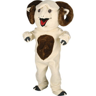 Mascotte de mouton en costume complet, avec des cornes brunes et un visage souriant, habillée en peluche beige avec un détail brun sur le ventre, se tenant debout avec les bras écartés.