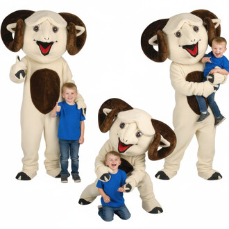 Mascotte de bélier en costume avec des cornes brunes, accompagnée de deux enfants. Un enfant fait un pouce levé à côté de la mascotte, tandis qu'un autre enfant est porté par la mascotte, tous deux souriants et vêtus de t-shirts bleus. Le fond est blanc.