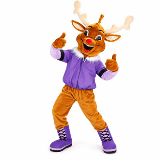 Mascotte di cervo sorridente con naso rosso, corna, giacca viola e pantaloni marroni, in piedi con il pollice alzato.